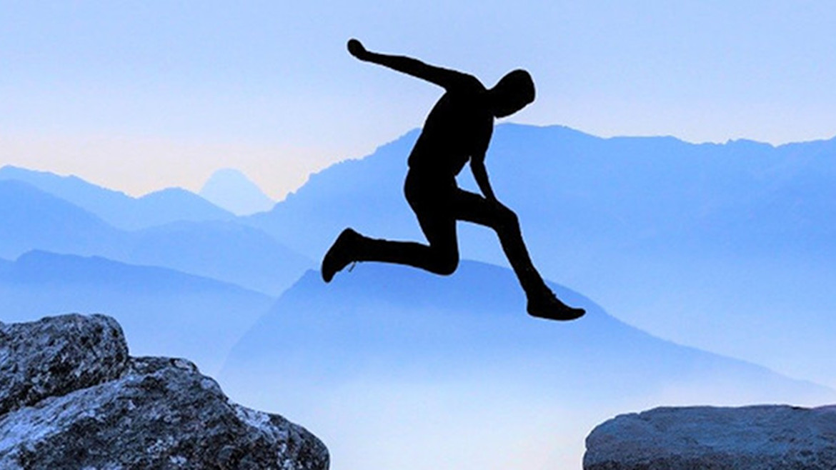 Immagine di un uomo mentre salta un ostacolo